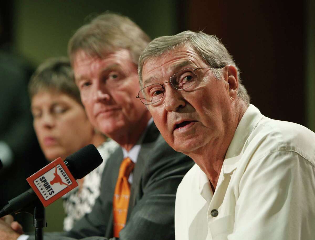 UT athletic director DeLoss Dodds insists he's not putting pressure on Mack Brown or Rick Barnes.
