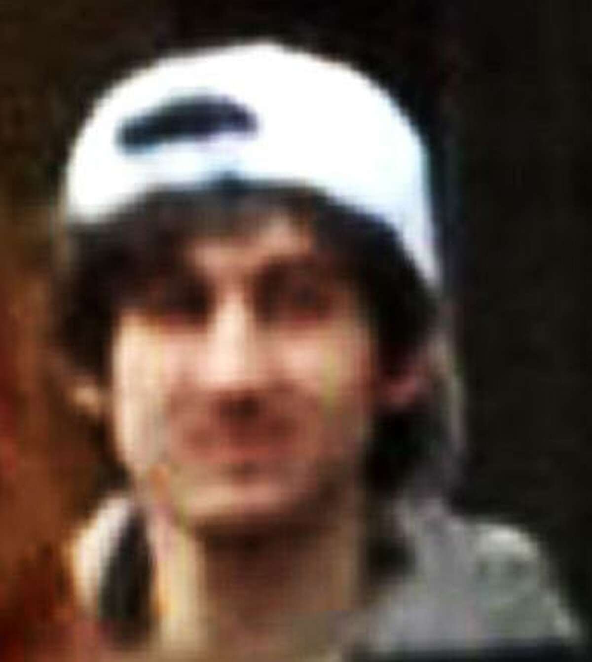 FBI releases photos of Boston Marathon bombing suspects
