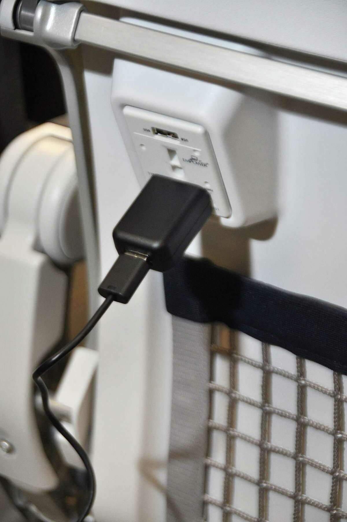 Alaska Airlines adding power to every seat, more seats