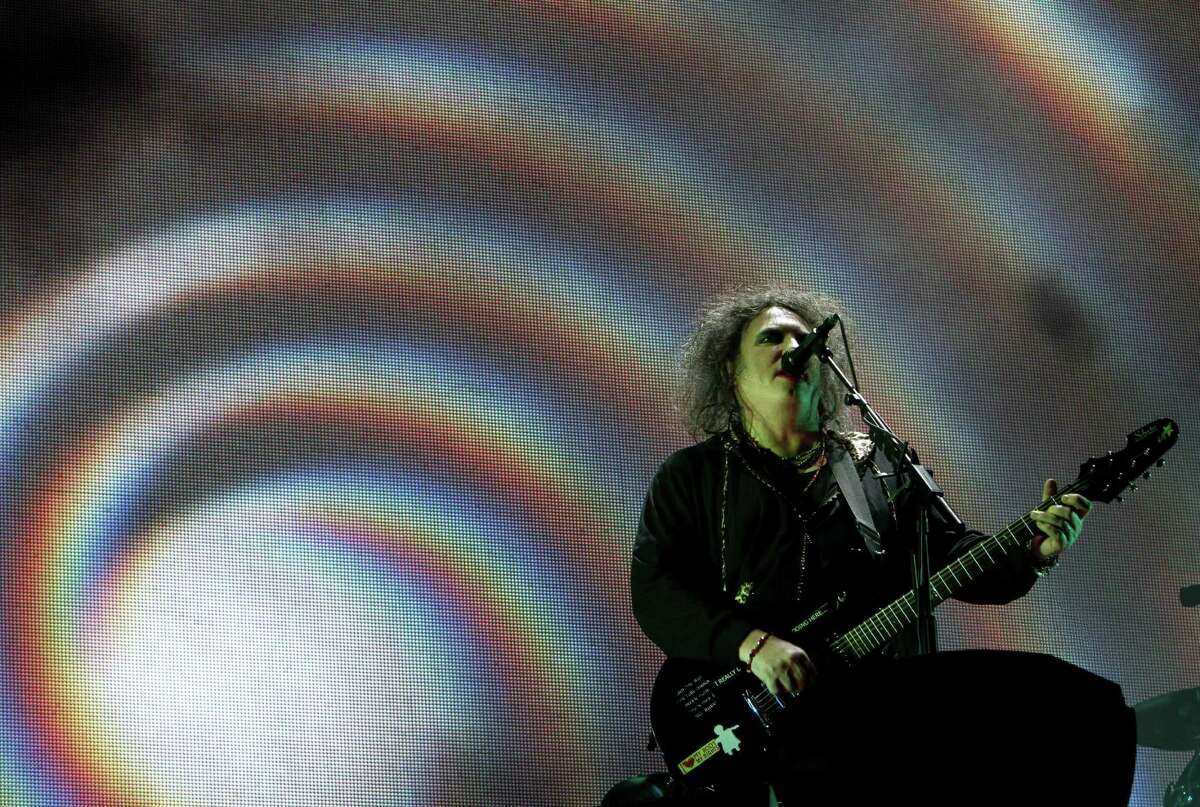 Robert Smith, vocalista y guitarrista de The Cure, entretiene a sus seguidores en un concierto en la capital mexicana. El artista celebró su cumpleaños de 54 este fin de semana.