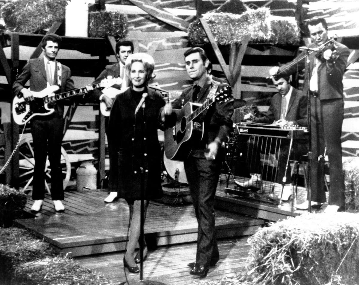 Country legend Jones dies at 81