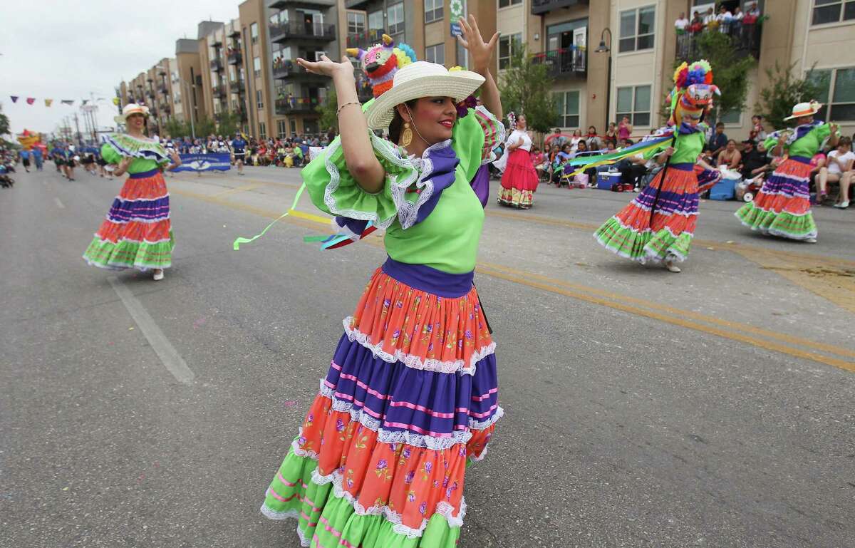 Rey Feo, float ousted from parade for tossing trinkets