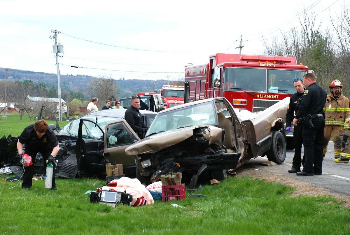 2 hurt in Altamont collision
