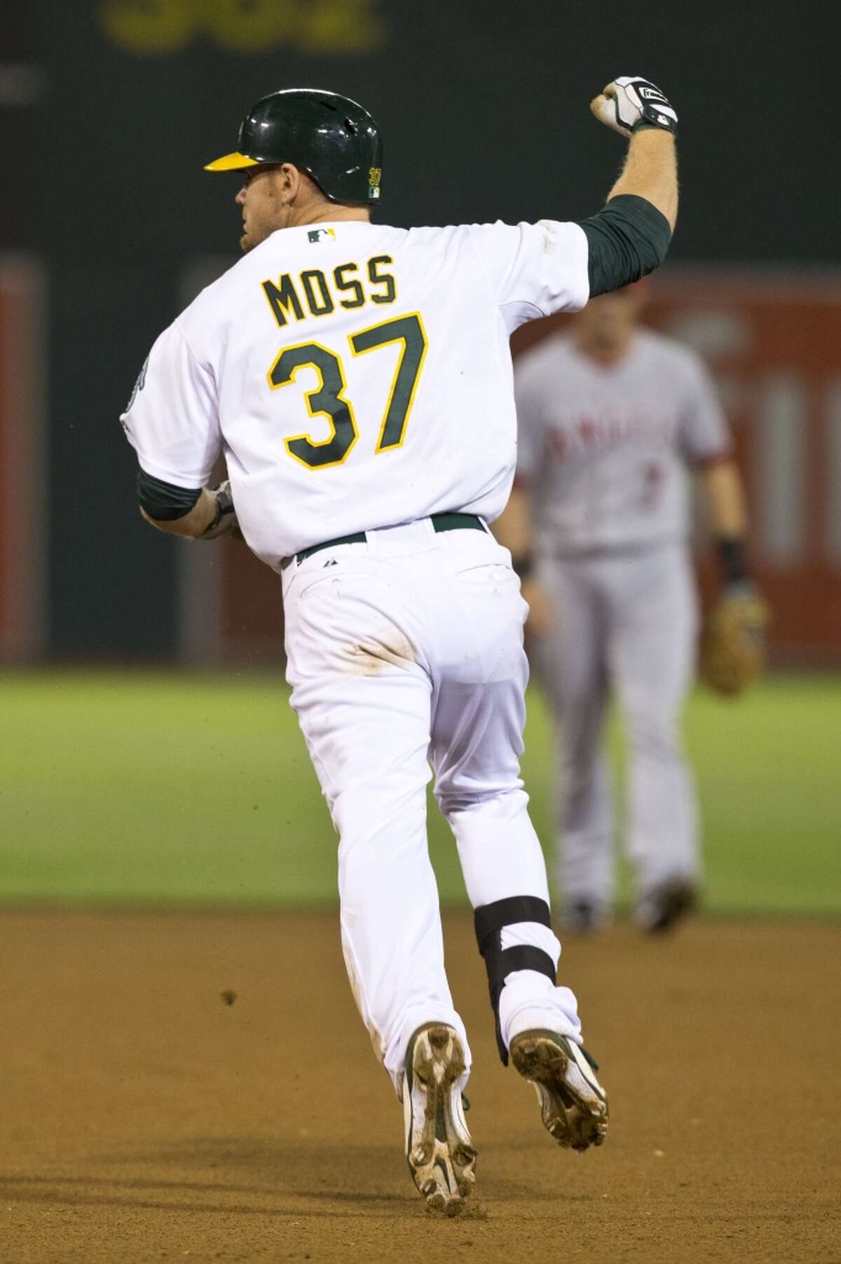 Moss' homer ends longest game in Oakland A's history
