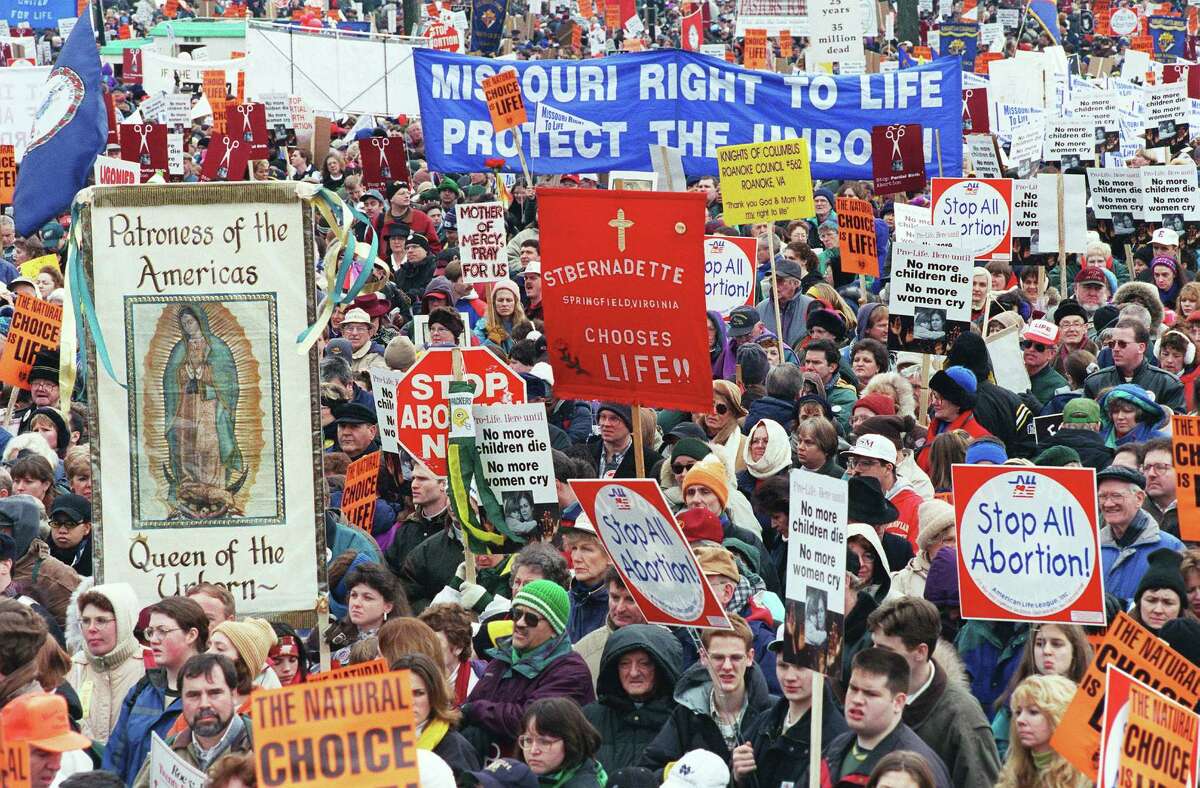 1998: On the 25th anniversary of Roe v. Wade, the case which established the legal right to abortion, thousands of anti-abortion activists gather on the Ellipse to hear speakers and participate in the march.