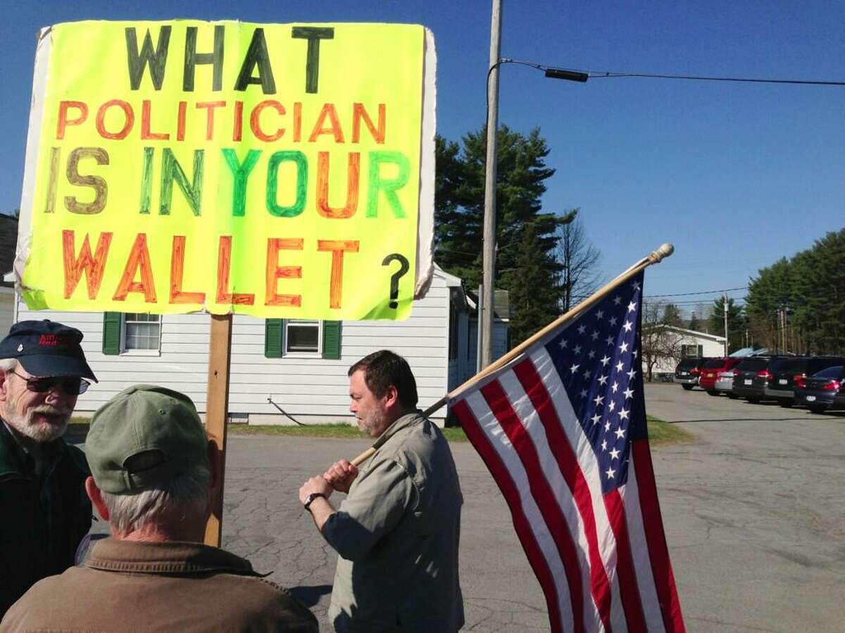 NY SAFE Act protesters rally at arraignment