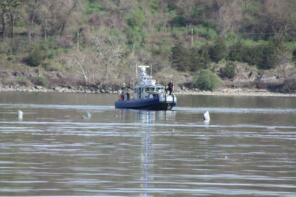 Searchers look for clues and possible survivors after a plane crash into the Hudson River. (Courtesy of Janice Colvin)