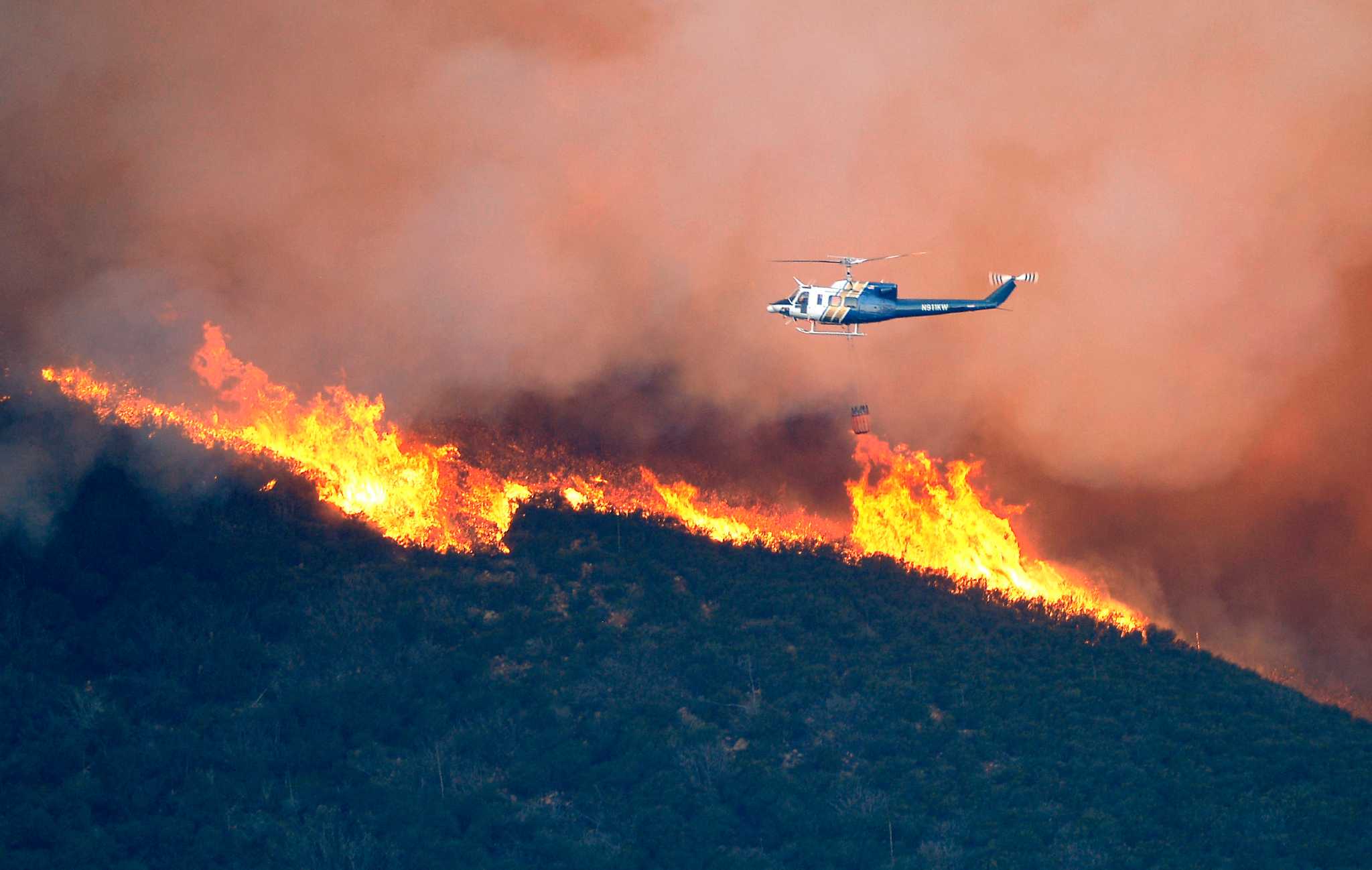 Самолет тушит пожар. Тушение ударной волной лесных пожаров. Лесной пожар с самолета. Тушение лесных пожаров с воздуха.