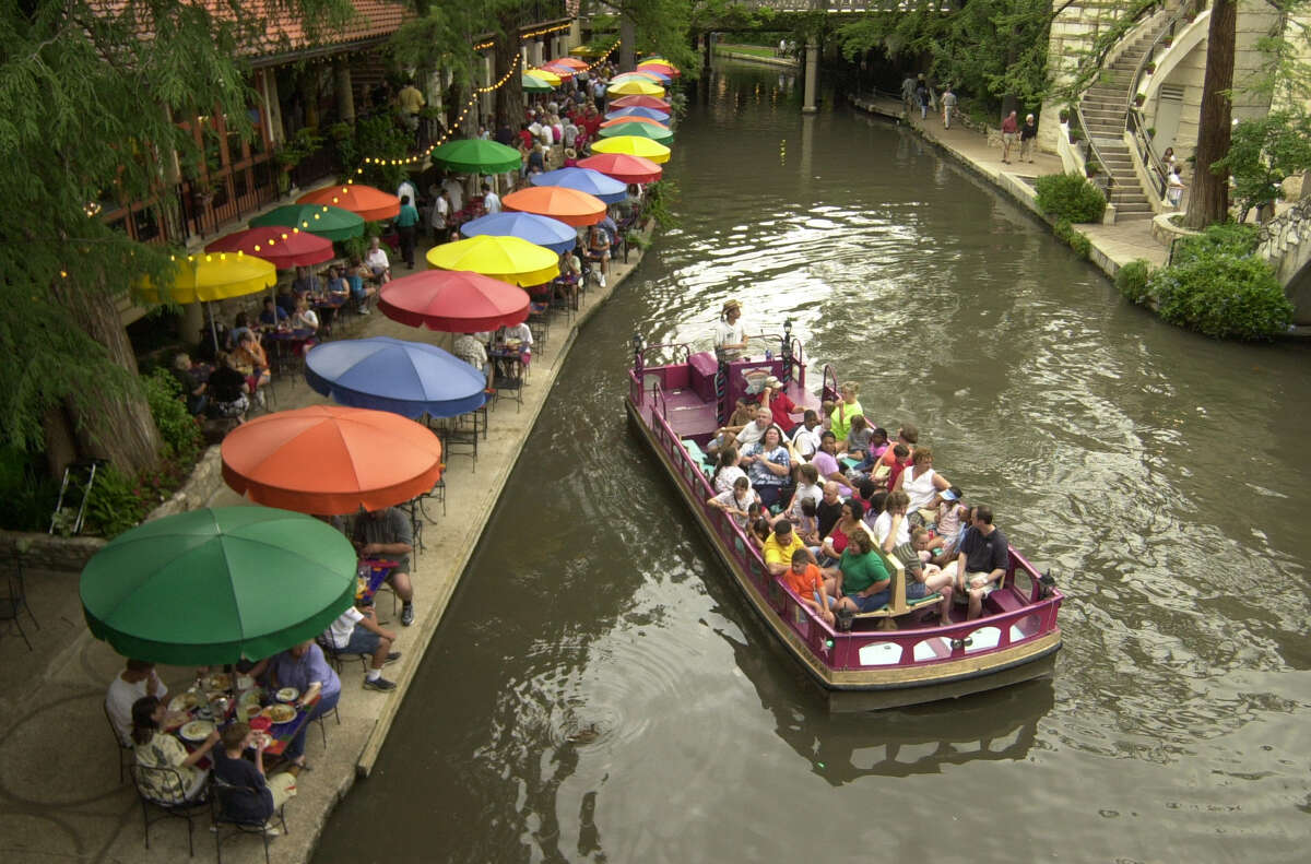Landmark River Walk restaurant Casa Rio takes sign down