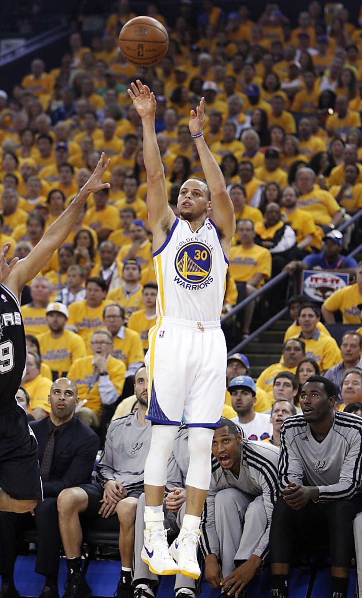 Curry hurt in Warriors' loss