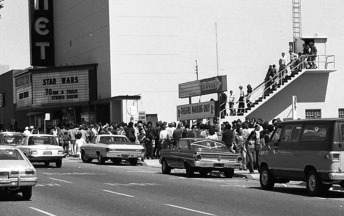 1977年5月25日:影迷们在旧金山皇冠剧院的首映周末排队观看《星球大战》。Geary Boulevard电影院可容纳近2000人，在2007年被拆除之前，它曾是《星球大战》(Star Wars)电影的圣地。