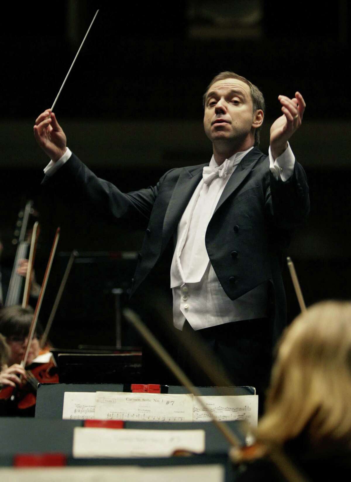 Sebastian Lang-Lessing is music director of the symphony.