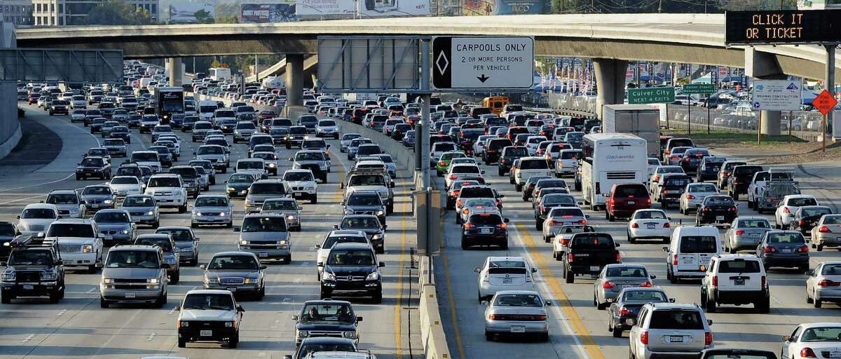 Los Angeles-Long Beach-Anaheim Modes of transportation Driving alone: 74.1 percent Carpoolers: 9.9 percent Other: 10.1 percent Public transport: 5.8 percent Average commute times Drivers: 28 minutes Carpoolers: 30 minutes Transit: 50 minutes