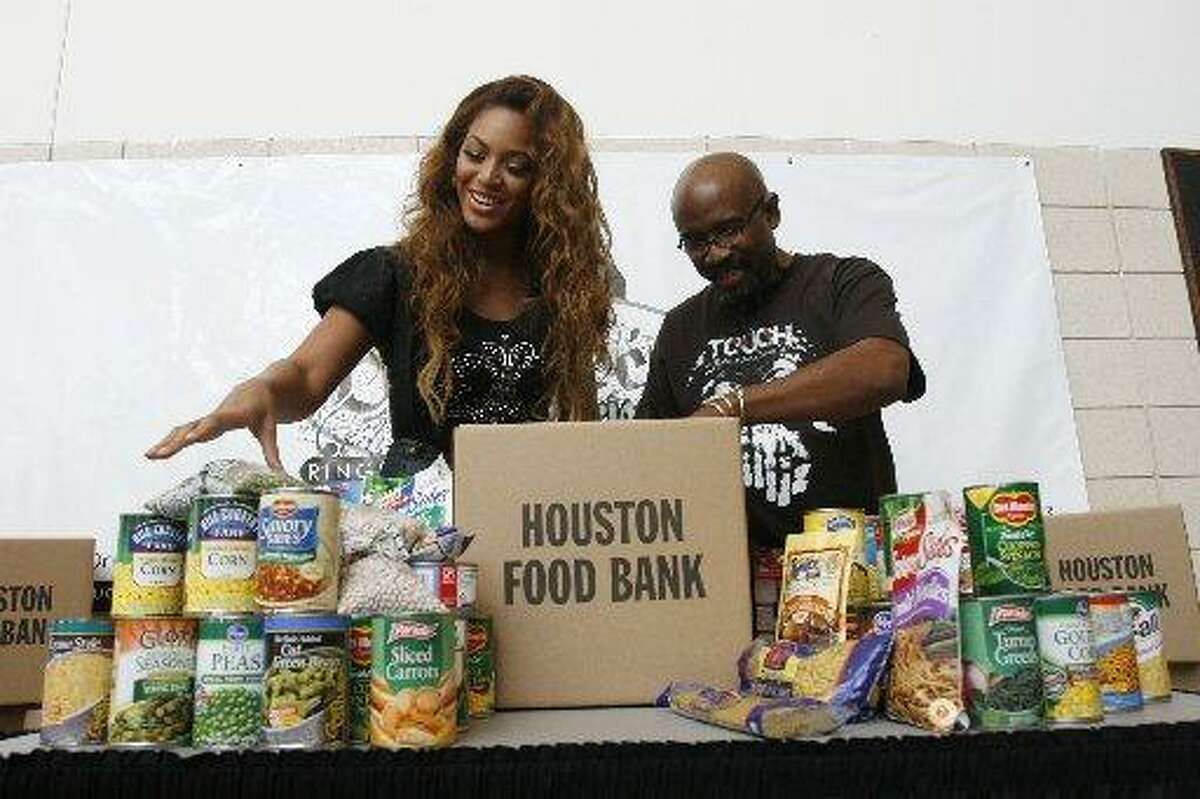 Beyoncé -- the highest-earning celebrity in America, according to Forbes -- volunteering at the Houston Food Bank.
