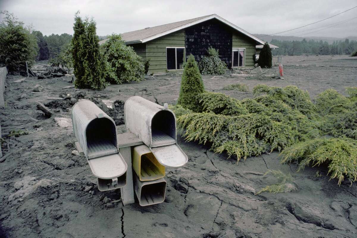Swarm of quakes sign of Mount St. Helens 'recharging'