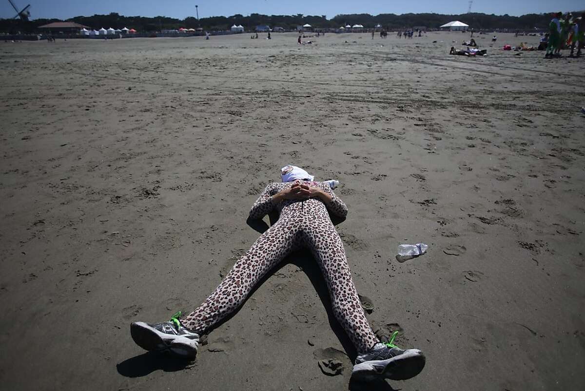 Thousands run, party in Bay to Breakers