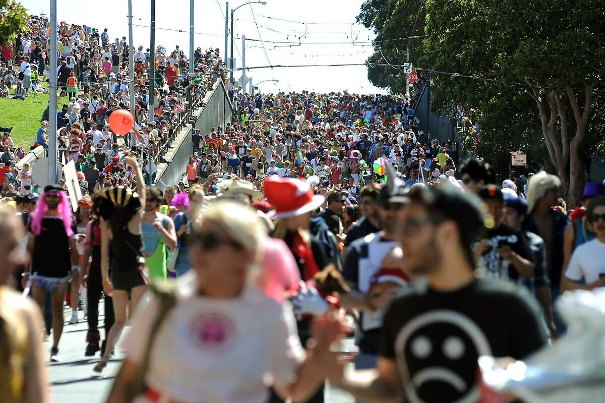 Man falls from roof at Bay to Breakers party in San Francisco