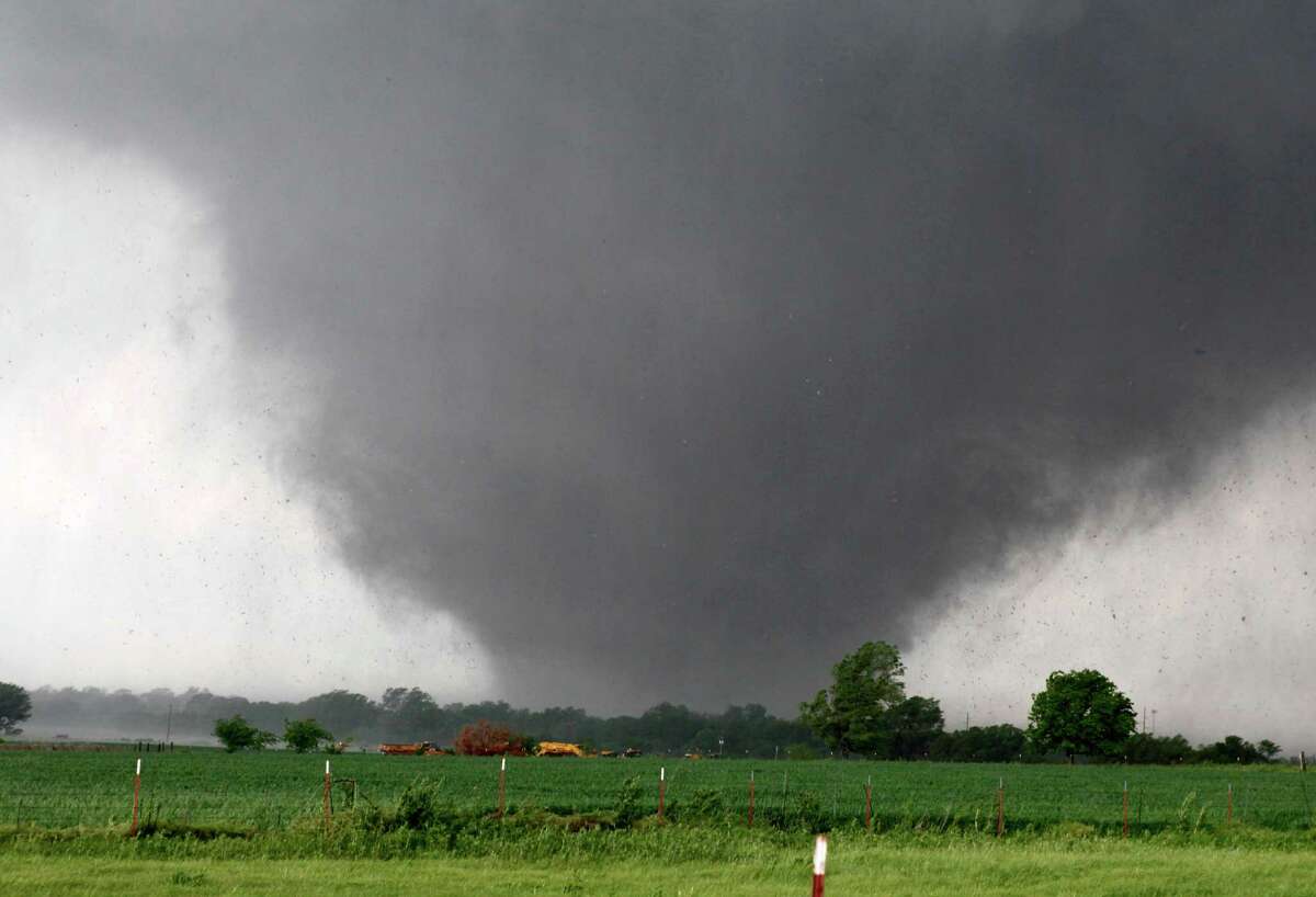 mile-wide-tornado-strikes-oklahoma-dozens-killed