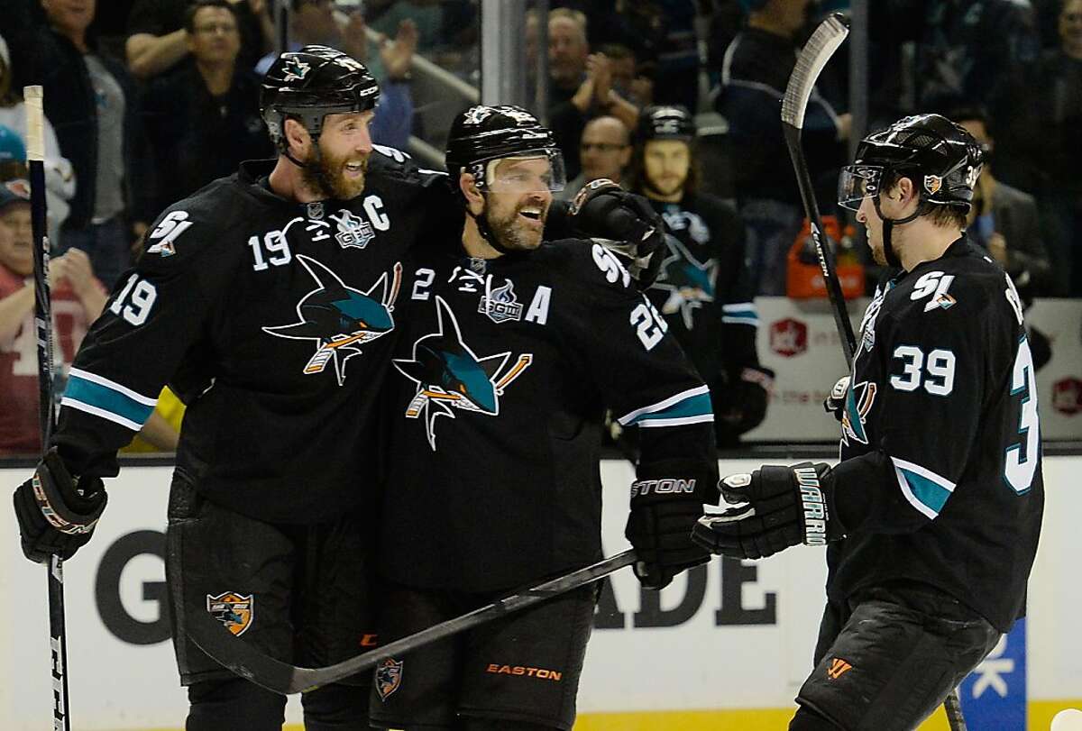 Sharks hang on to even series with Kings