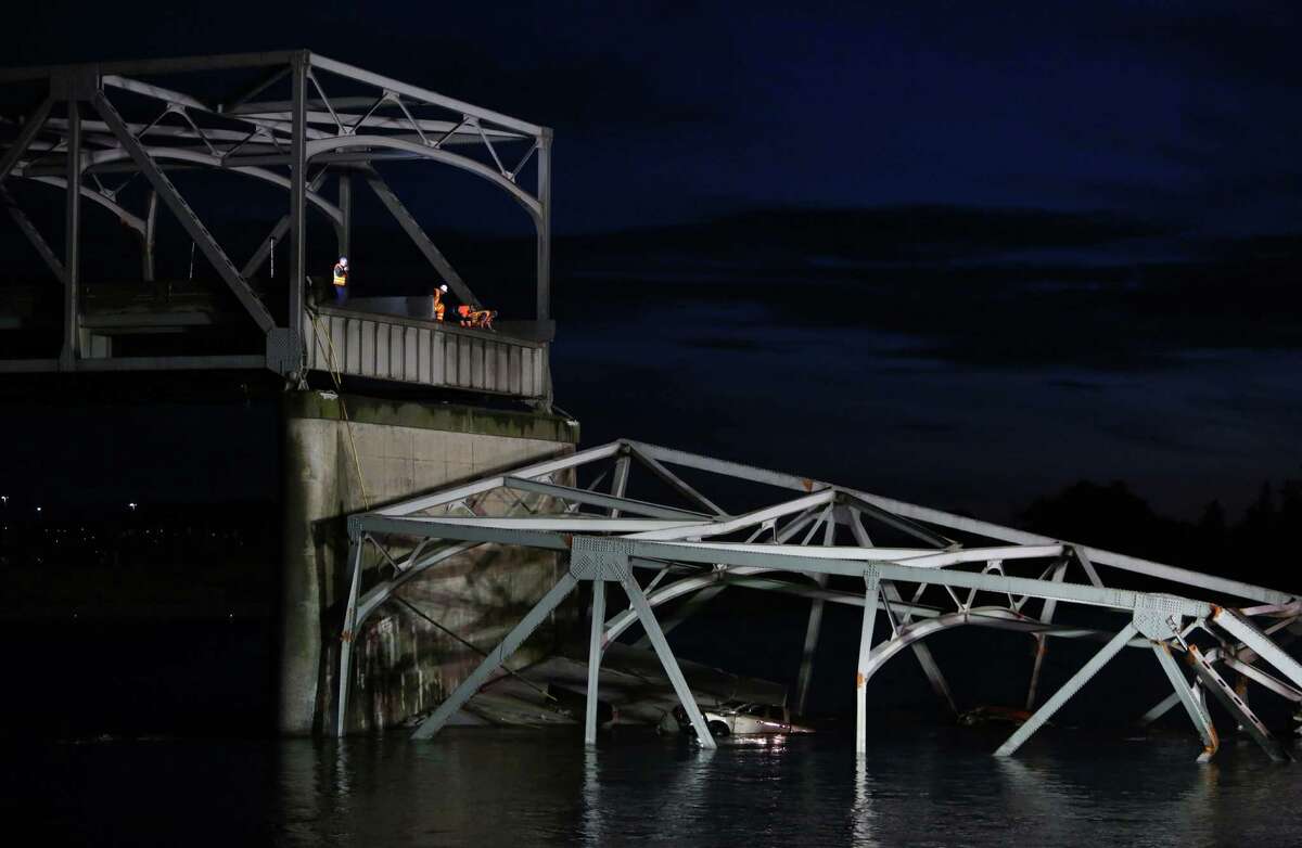 Interstate 5 bridge collapses over Skagit River