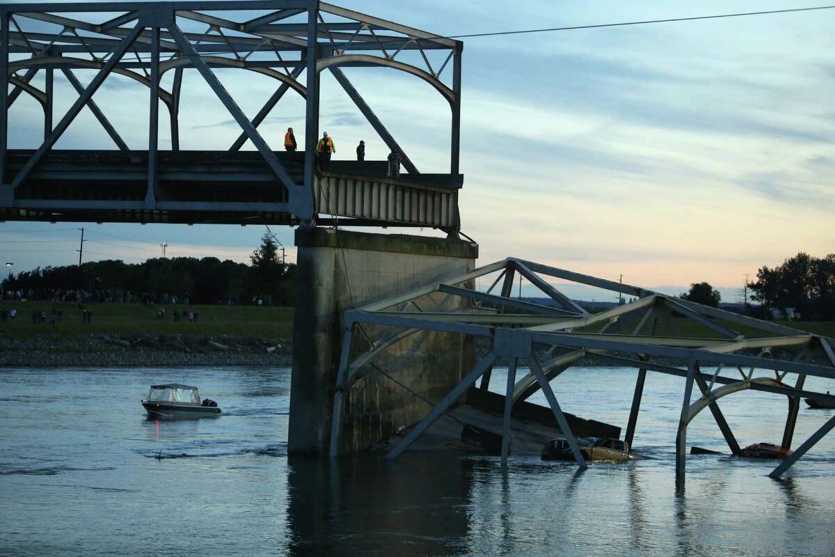 Interstate 5 bridge collapses over Skagit River