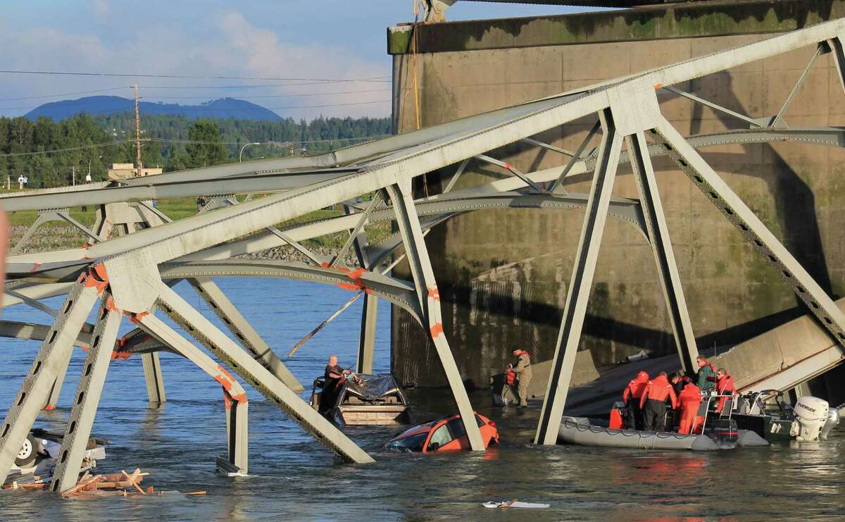 Interstate 5 bridge collapses over Skagit River