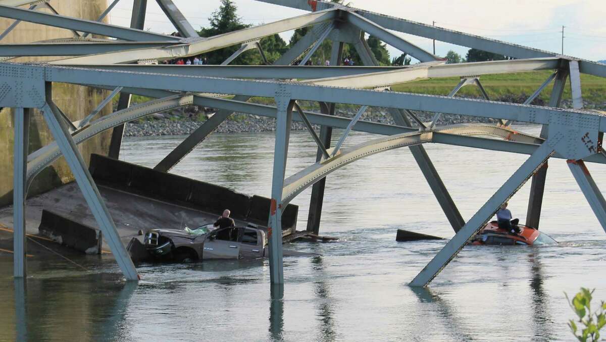 Interstate 5 bridge collapses over Skagit River