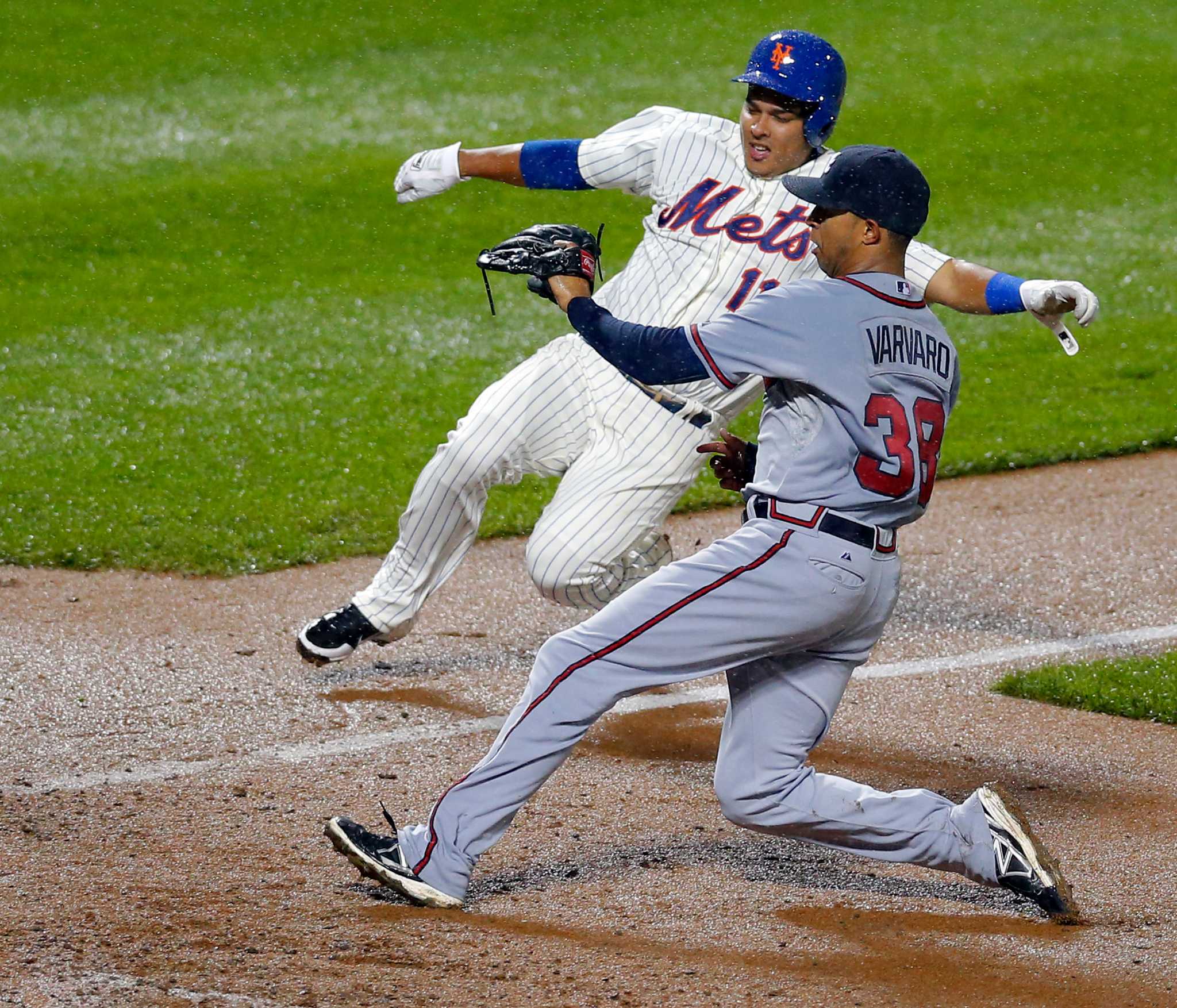 Mets Sign Reliever LaTroy Hawkins - The New York Times