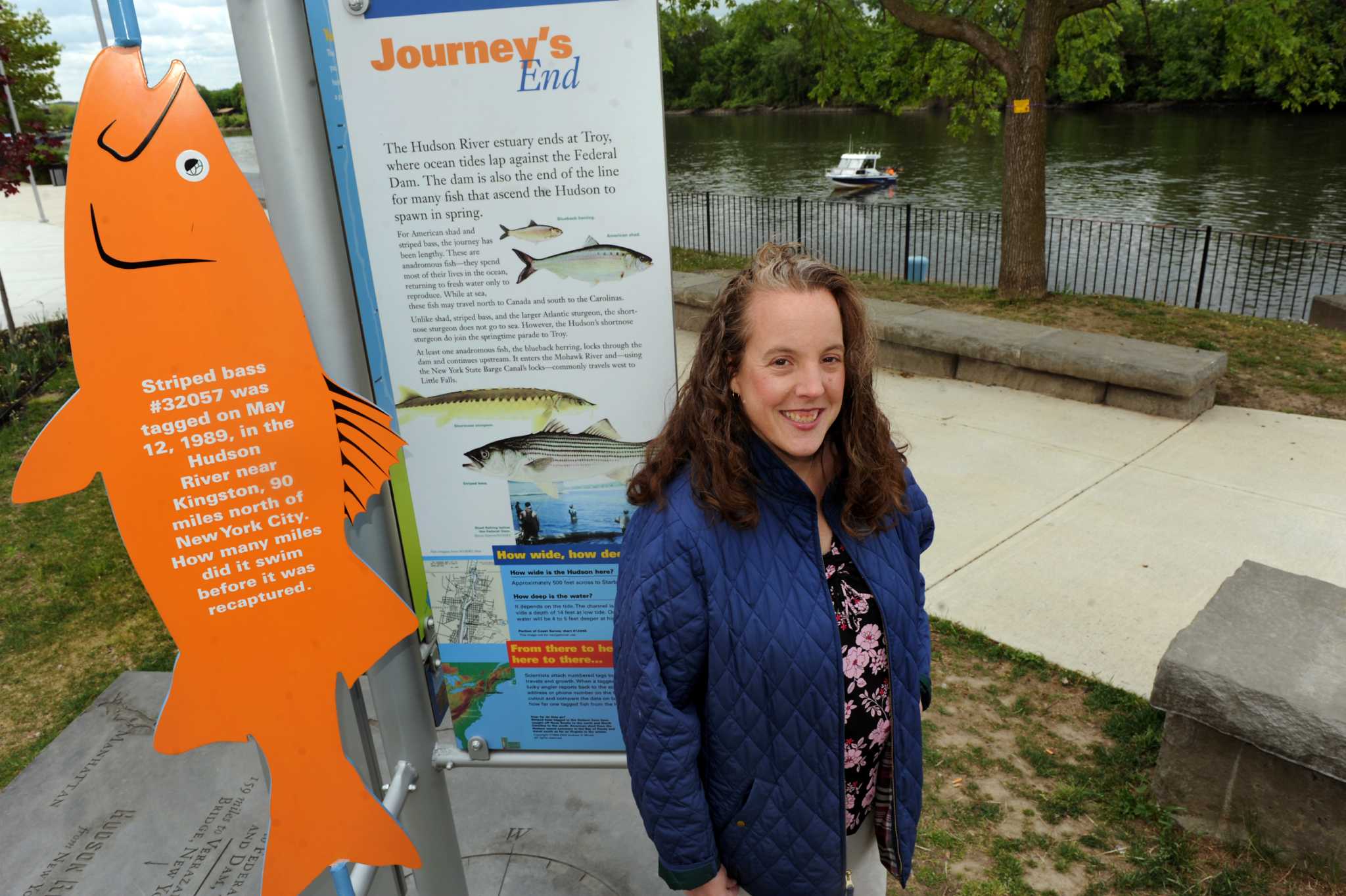 Educator fishes for aquarium support