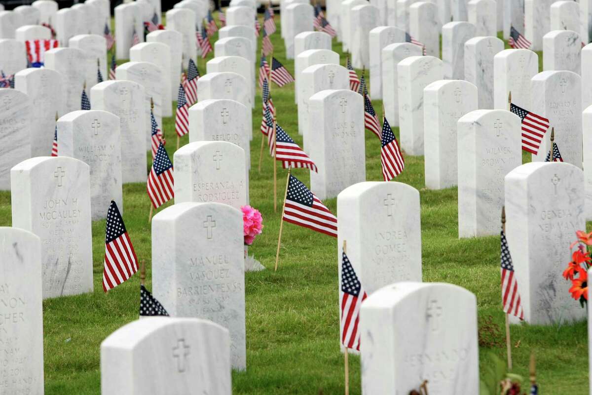 Hundreds honor the fallen at Fort Sam cemetery