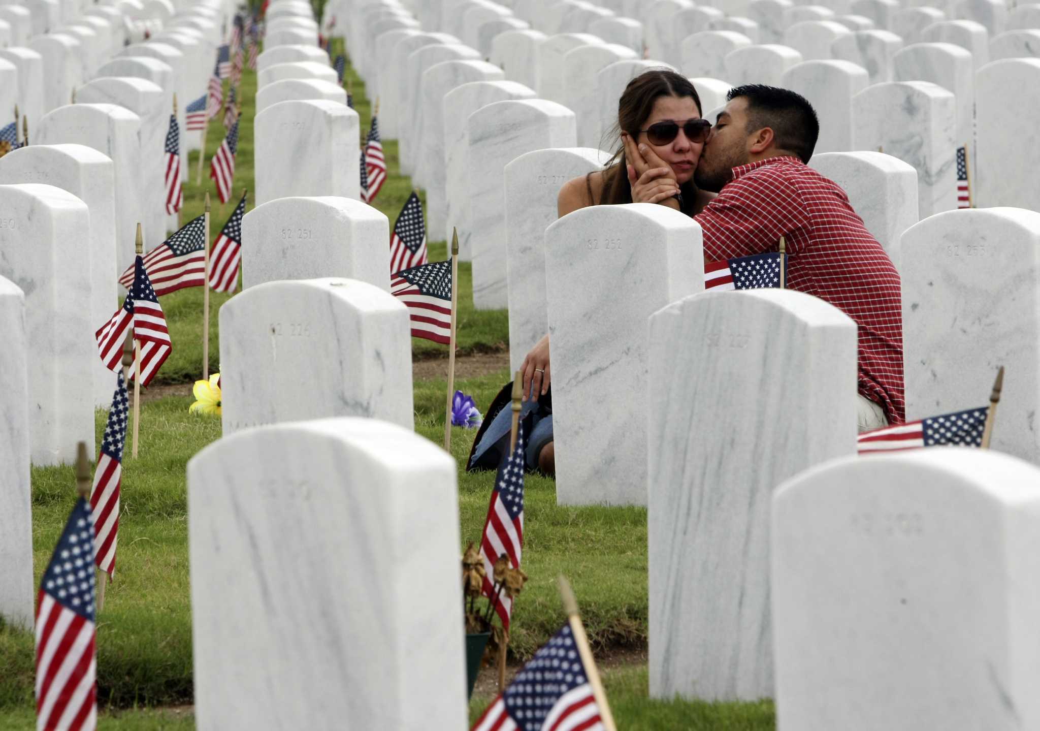 Hundreds honor the fallen at Fort Sam cemetery