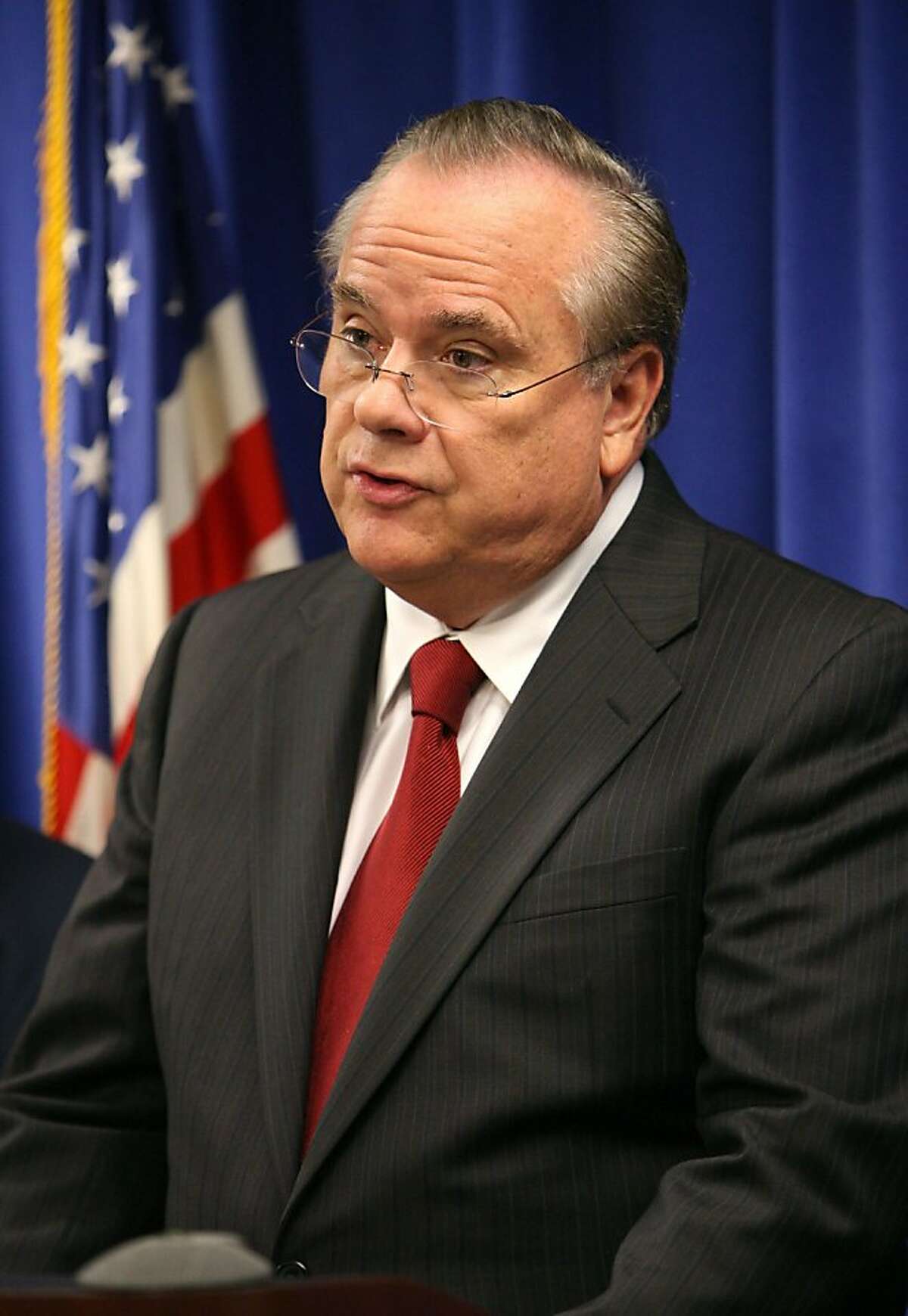 Attorney General Bill Lockyer announces that felony charges have been brought against Hewlet Packard former chairwoman Patricia Dunn and four others for corporate spying durning a news conference in Sacramento, calif., on Wednesday, Oct. 4, 2006.(Photo/Steve Yeater)