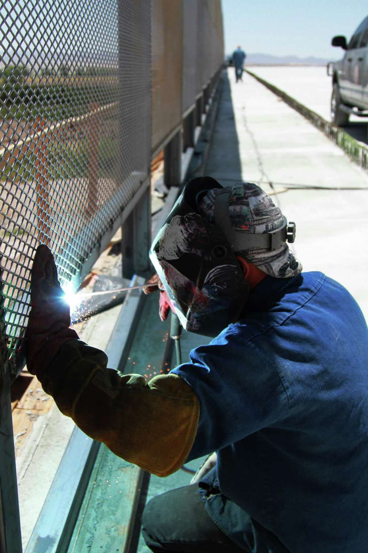 Building of U.S.Mexico border crossing stalled