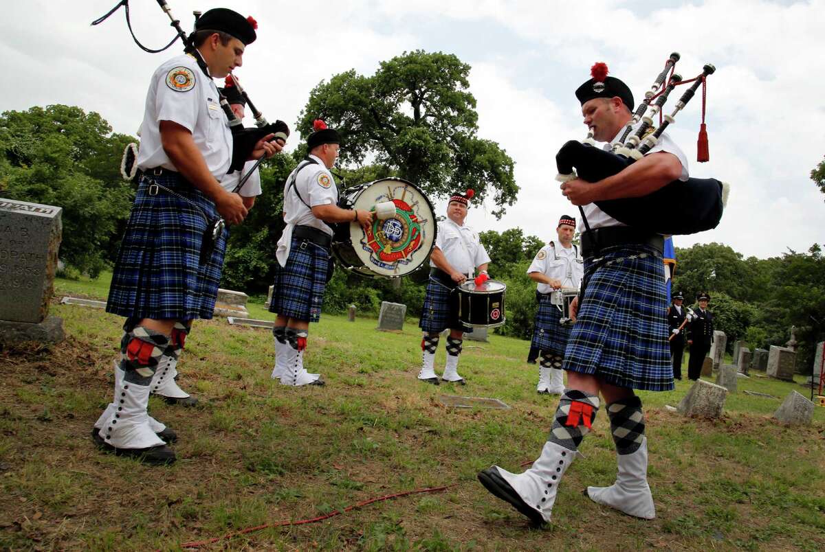 Bagpipers converge on Houston to honor fallen firefighters