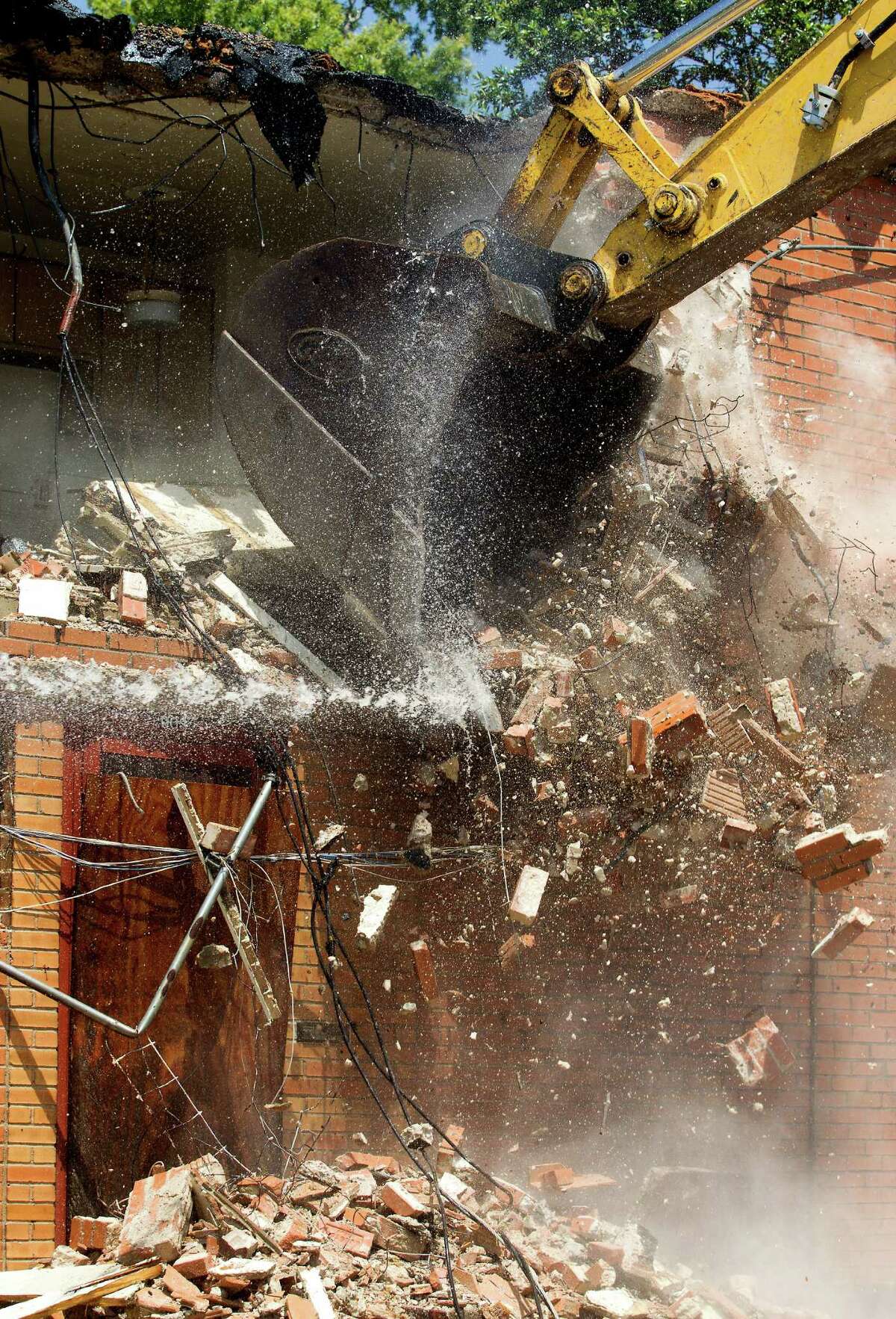 Houston mom's request gets mayor to tear down scary building