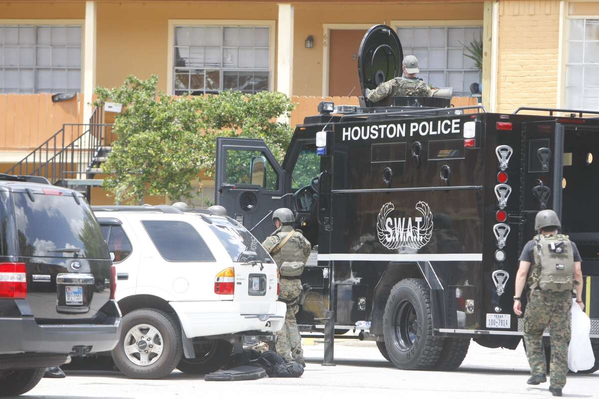 Houston SWAT team subdues man with 4 knives