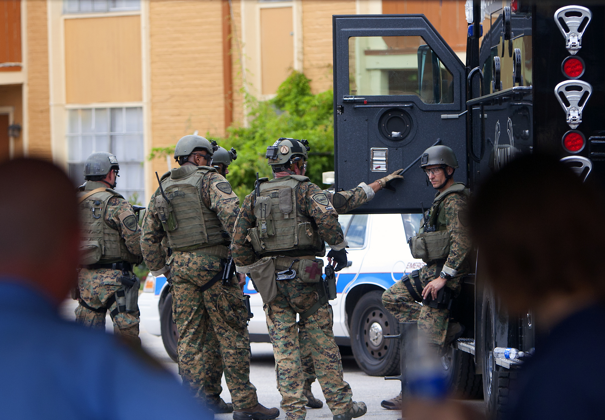 Houston SWAT team subdues man with 4 knives
