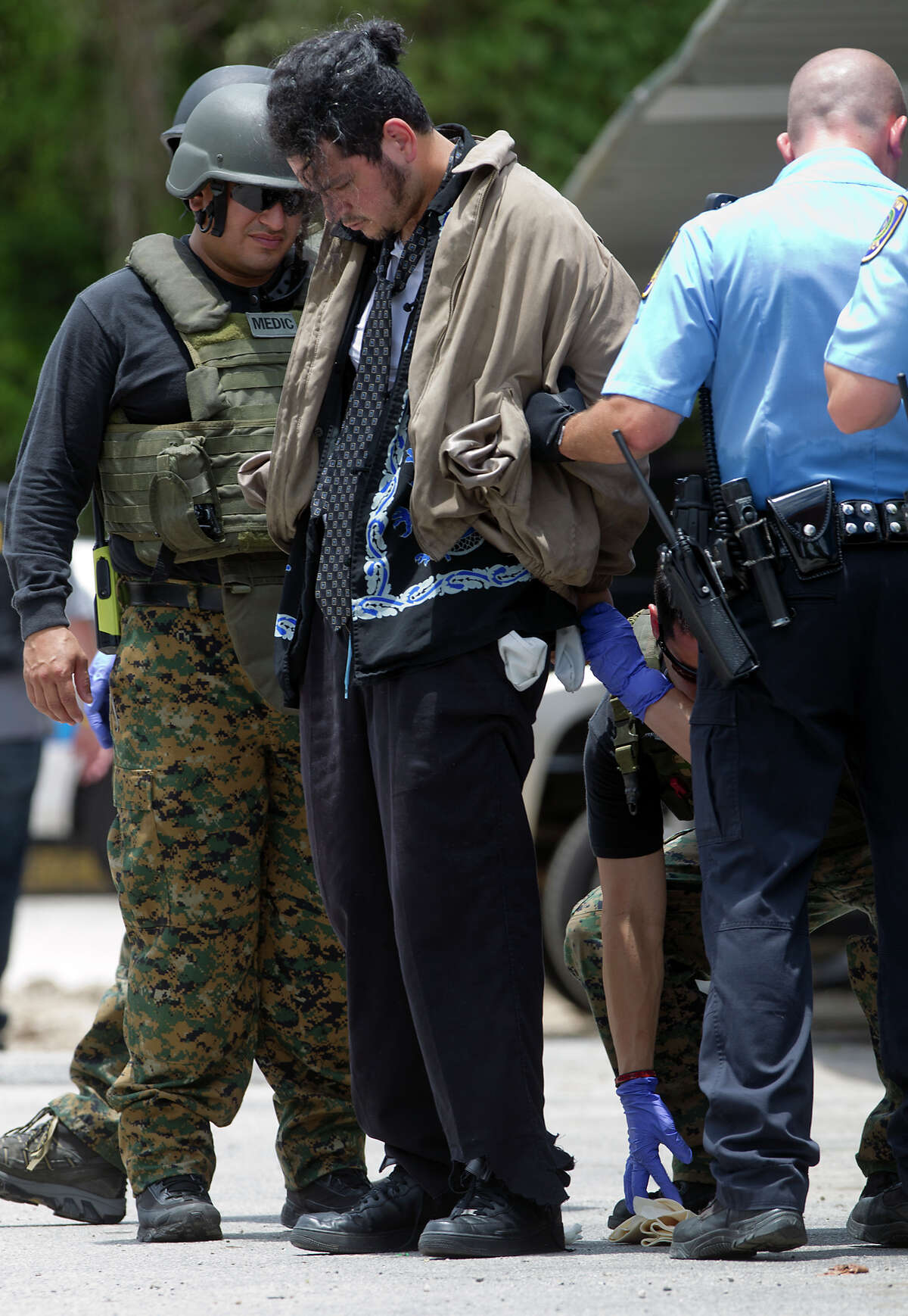 Houston SWAT team subdues man with 4 knives