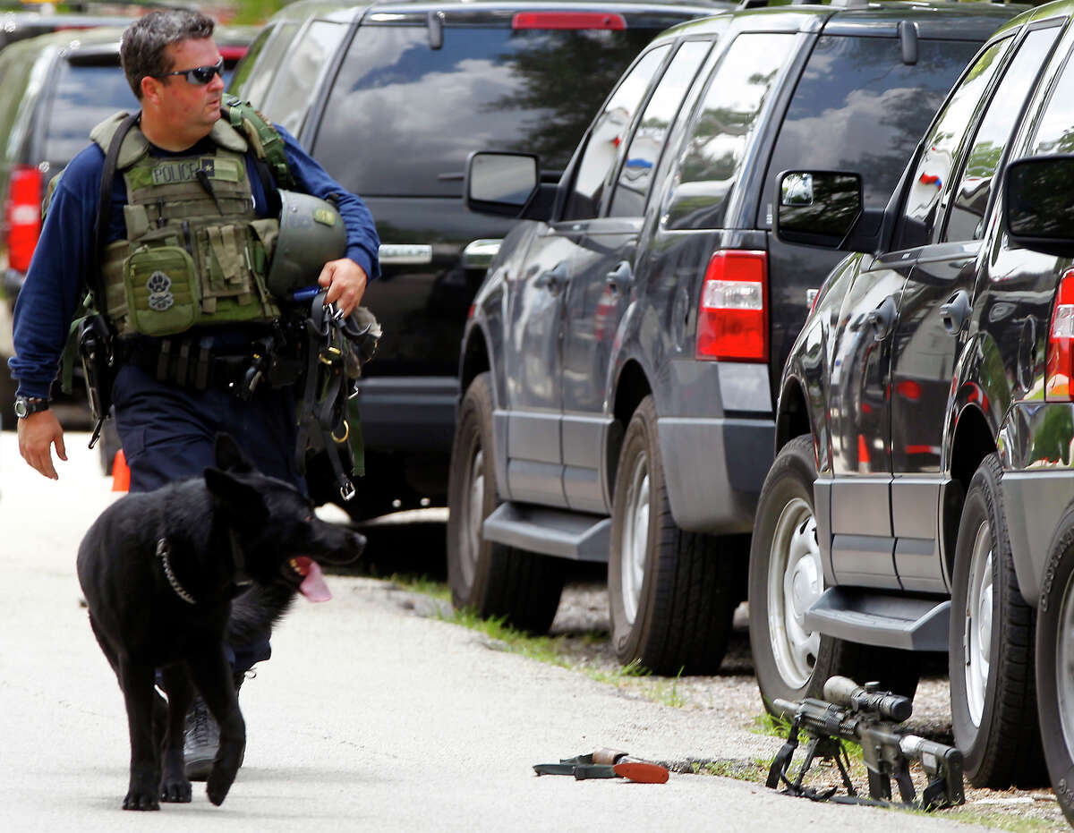 Houston SWAT team subdues man with 4 knives