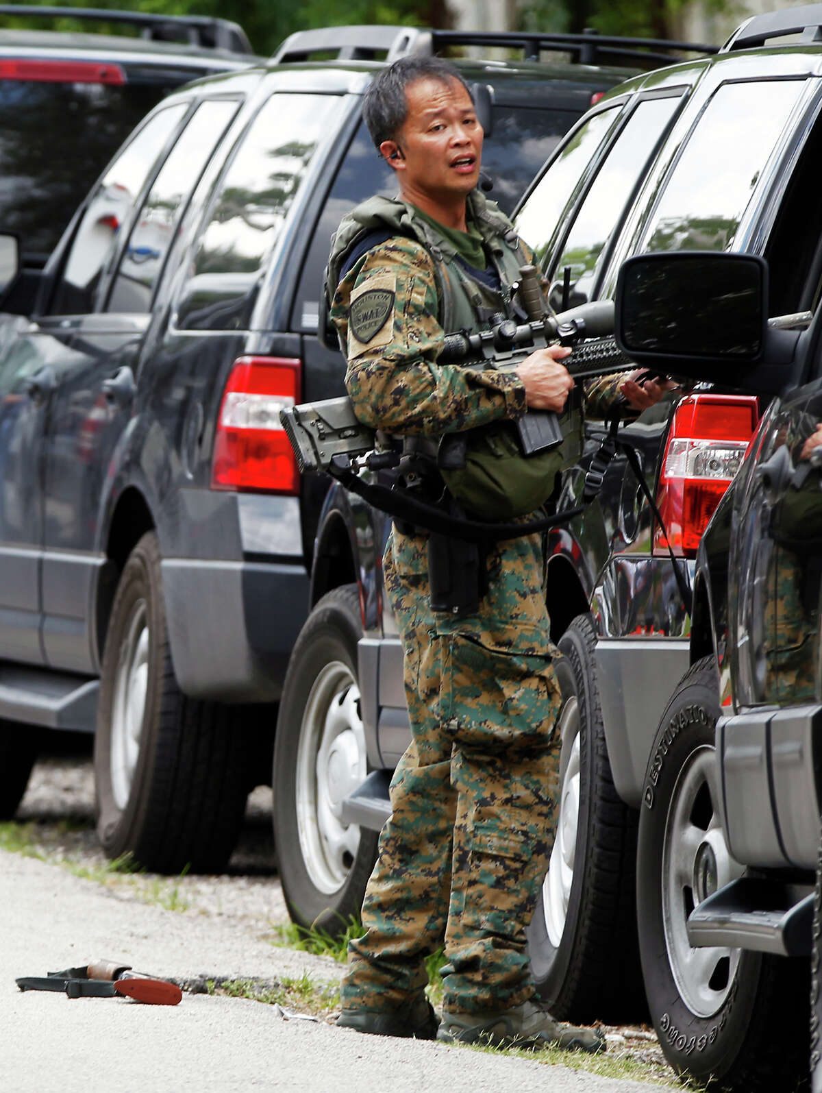 Houston SWAT team subdues man with 4 knives