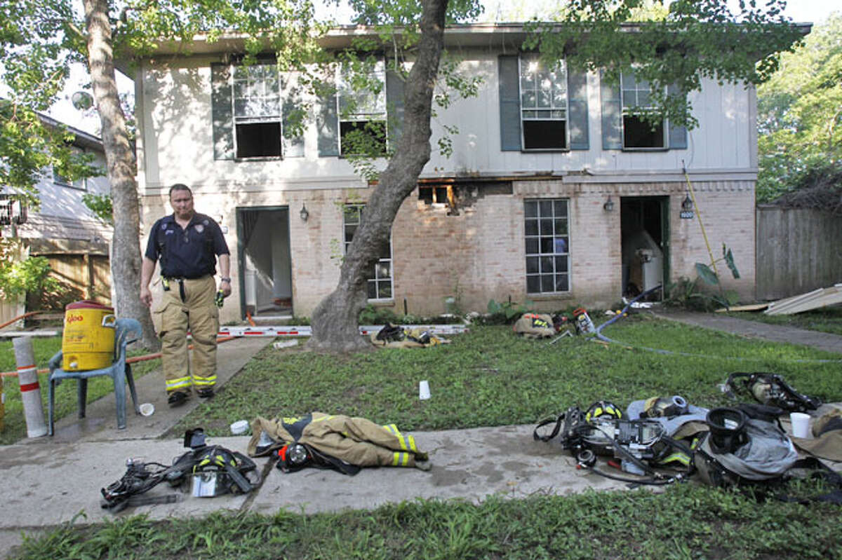Fire burns apartments in west Houston