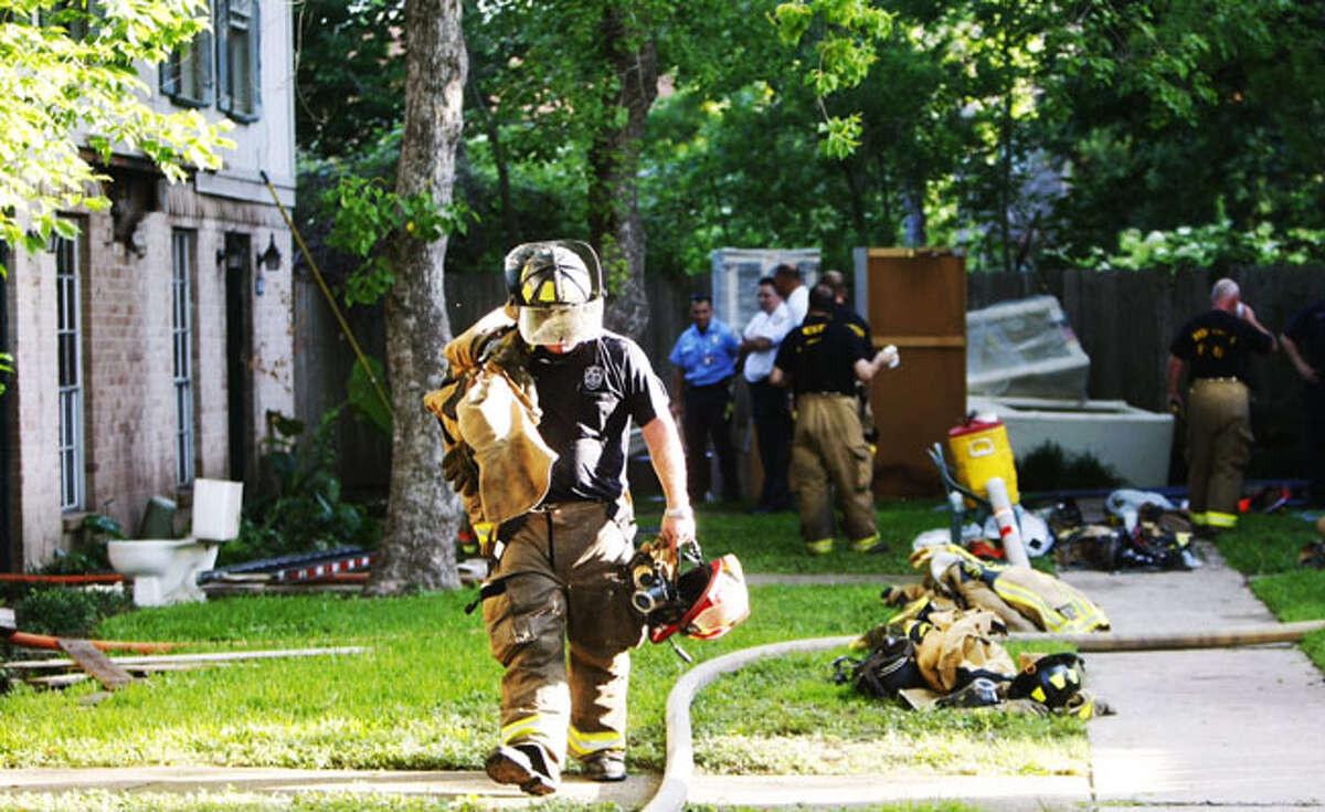 Fire burns apartments in west Houston