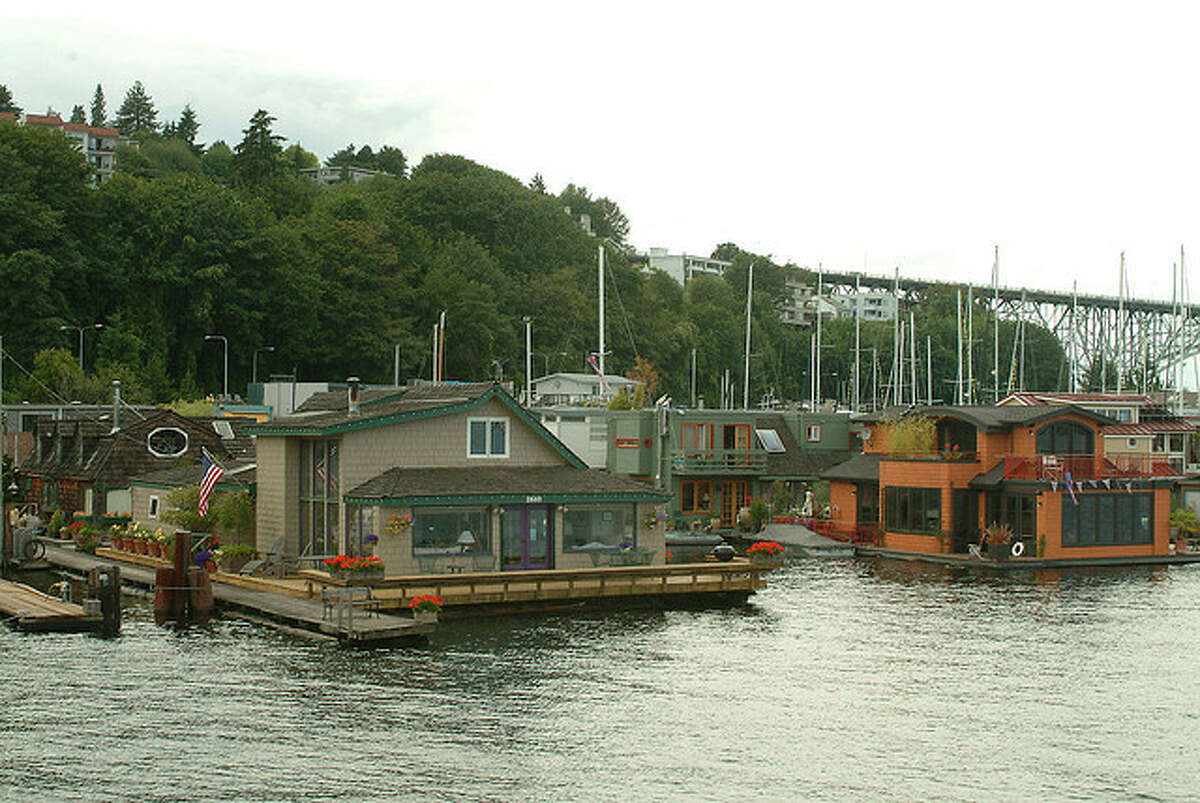 Wrong: How to get to this houseboat Taking a small motorboat through the Locks, over to Alki, and back? It's not undoable, but it's definitely unorthodox. 