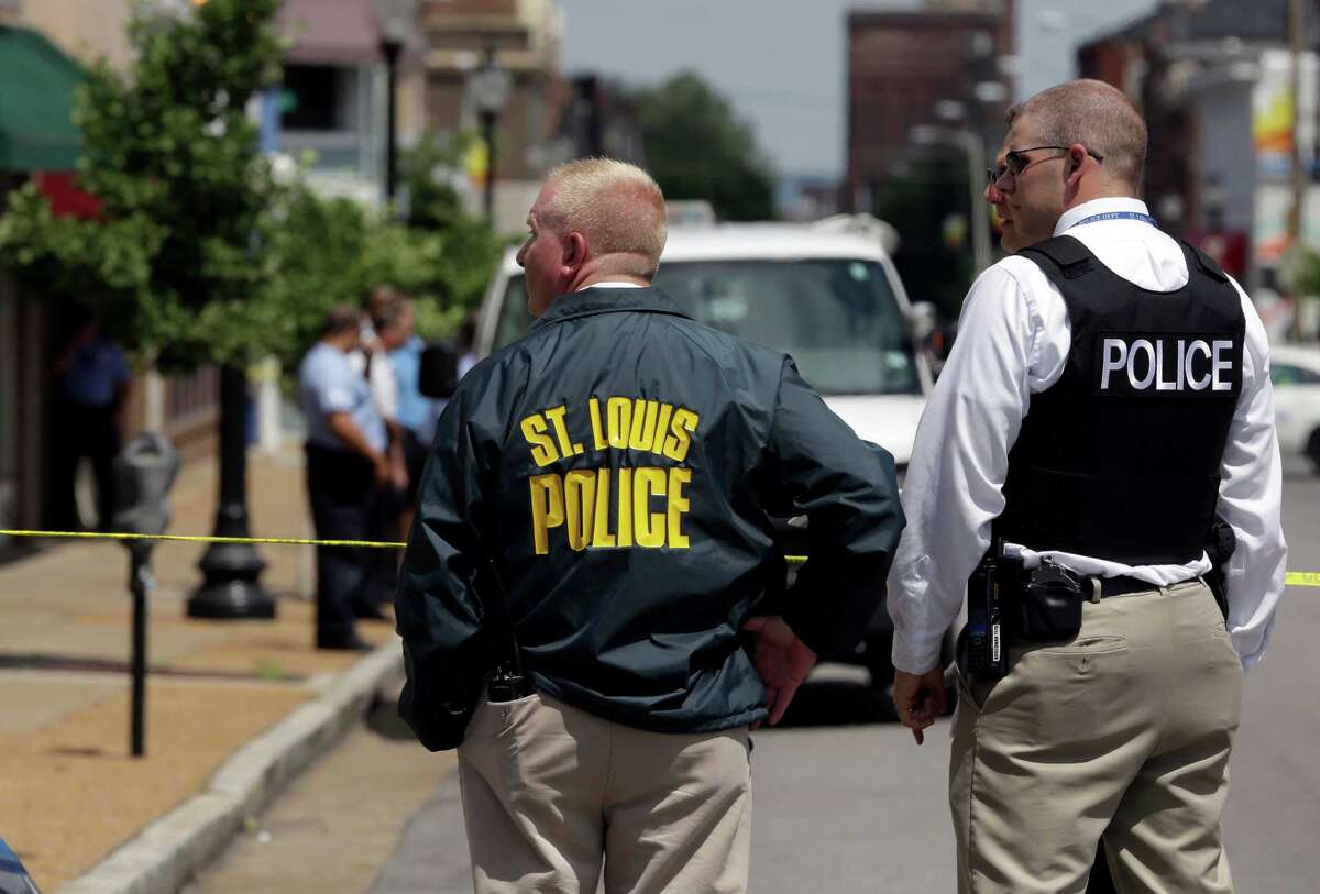 Police: Gunman shot 3, self at St. Louis business