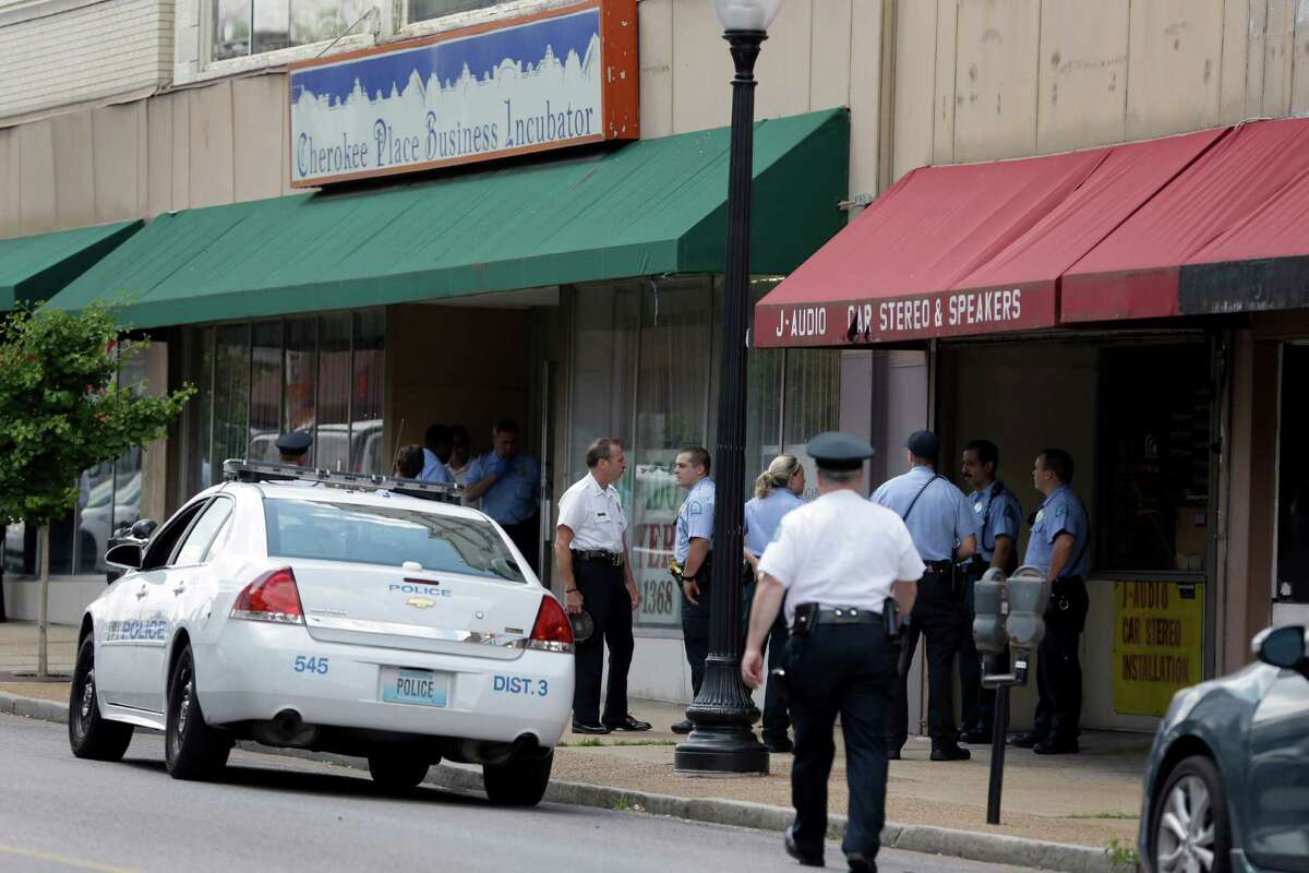 Police: Gunman shot 3, self at St. Louis business