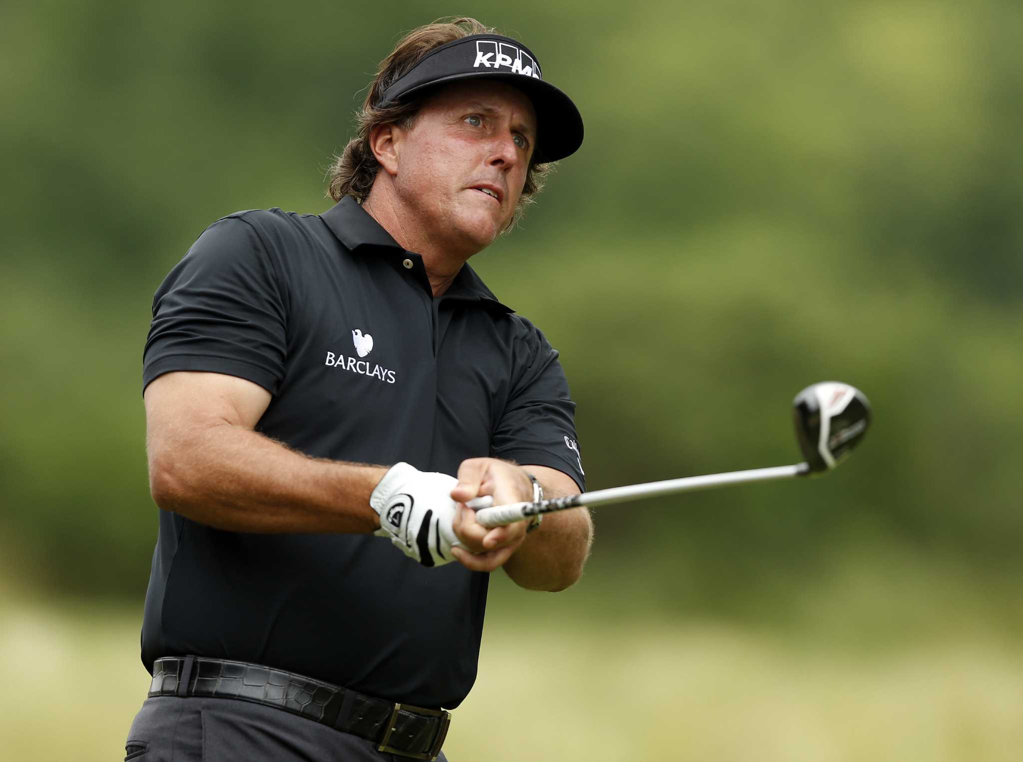 Jet-lagged Mickelson fires 67 at U.S. Open