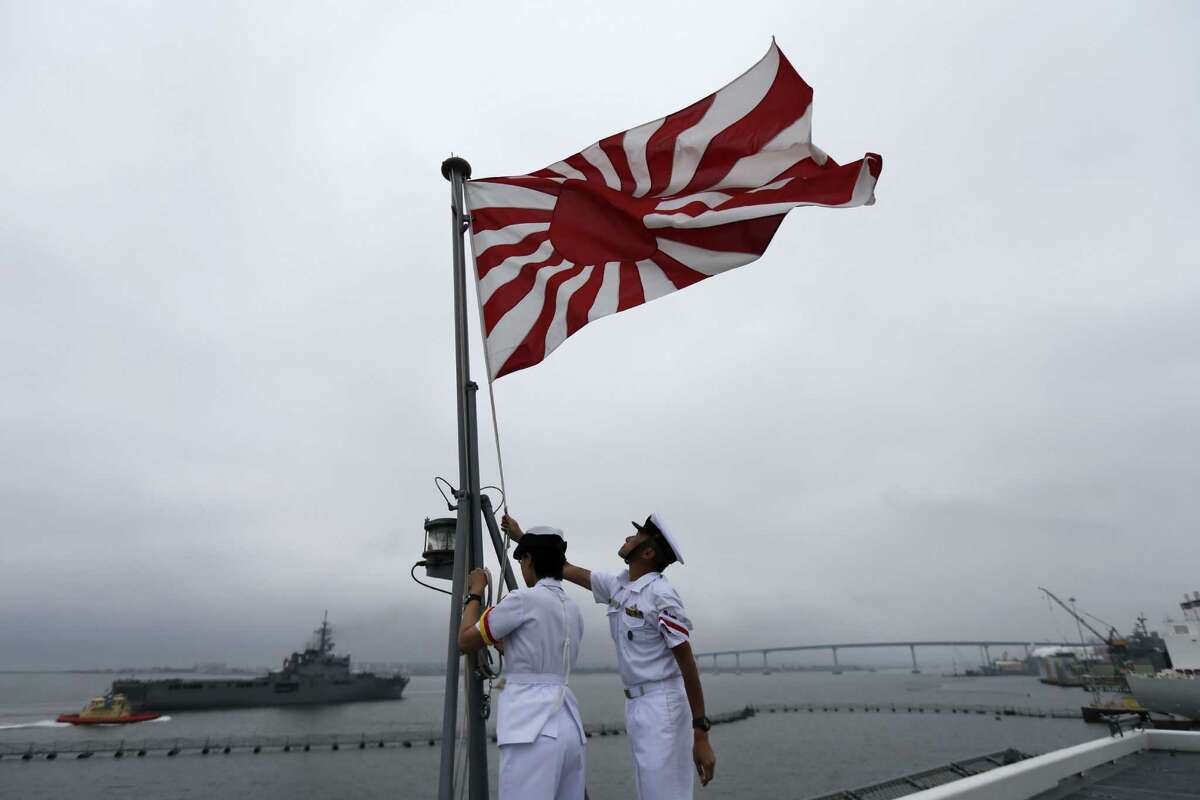 Marines land Osprey aircraft on Japanese ship