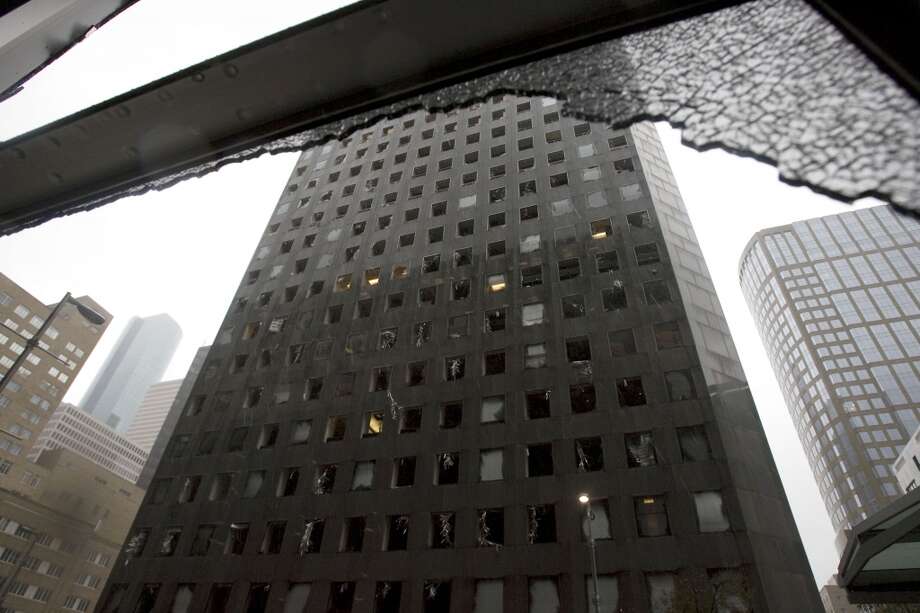 The Chase Tower is heavily as hurricane Ike moves through the area Saturday, Sept. 13, 2008, in Houston. ( James Nielsen / Chronicle )