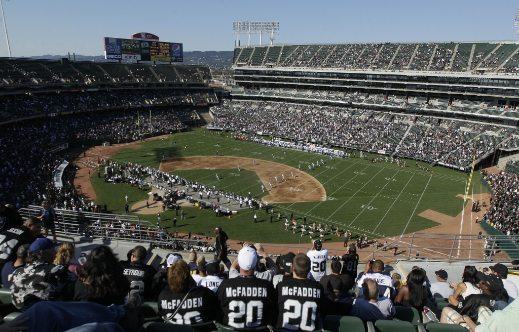 Oakland Raiders reportedly in talks to demolish Oakland Coliseum, build new  stadium - ESPN