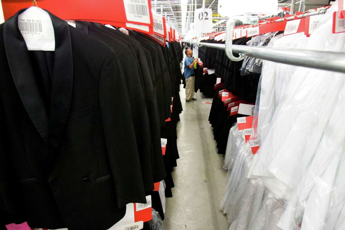 Men's Wearhouse sends founder Zimmer packing